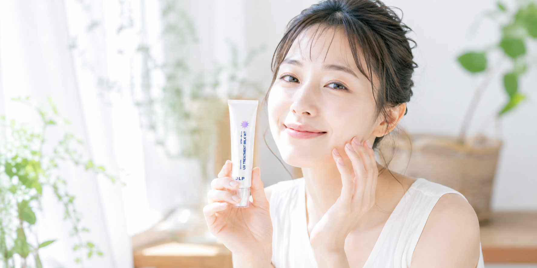 UVケアを使う女性